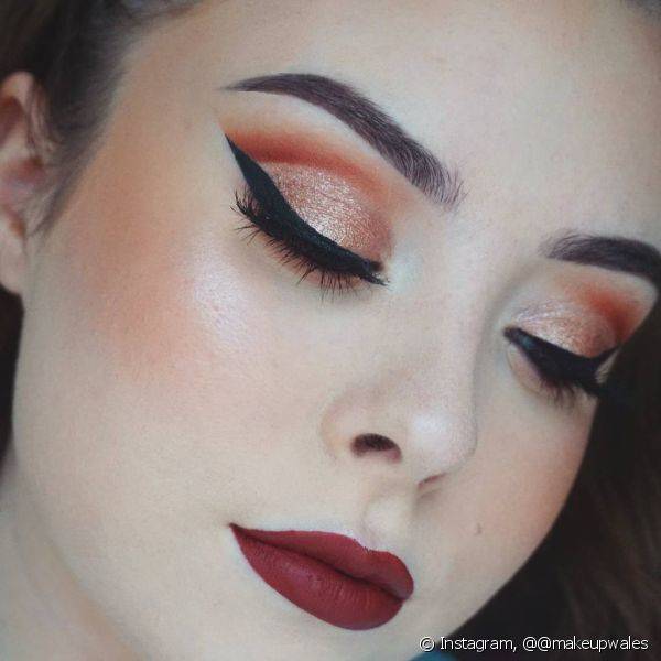 As mais ousadas podem combinar o cobre nos olhos com o vermelho nos lábios (Foto: Instagram @makeupwales)
